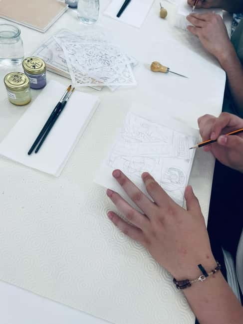 Paint your tile and create your unique piece in an art gallery in Lisbon - The big question: traditional firing versus same-day take-home