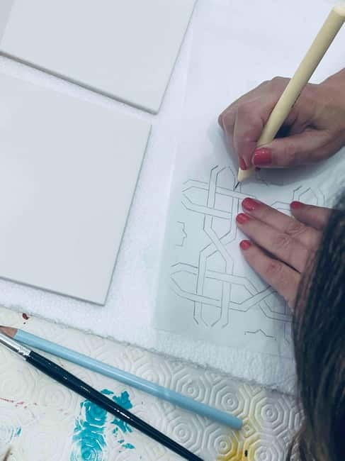 Paint your tile and create your unique piece in an art gallery in Lisbon - Shipping and pickup: avoid last-minute stress