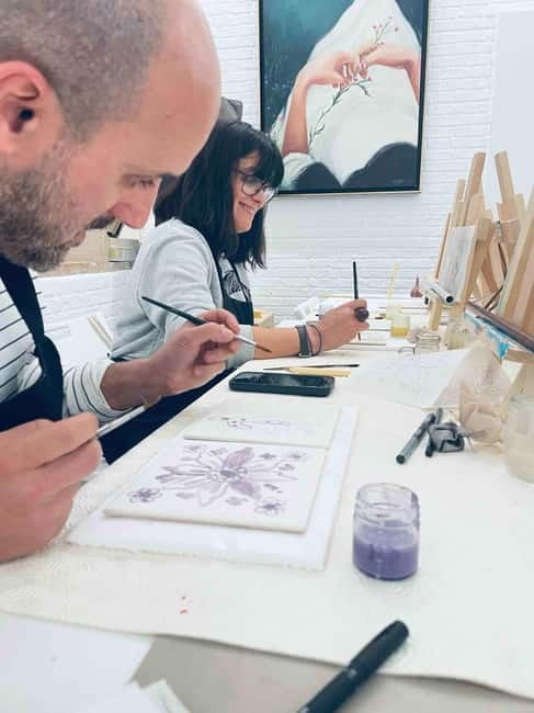 Paint your tile and create your unique piece in an art gallery in Lisbon - Who this workshop fits best, and who might want a different activity