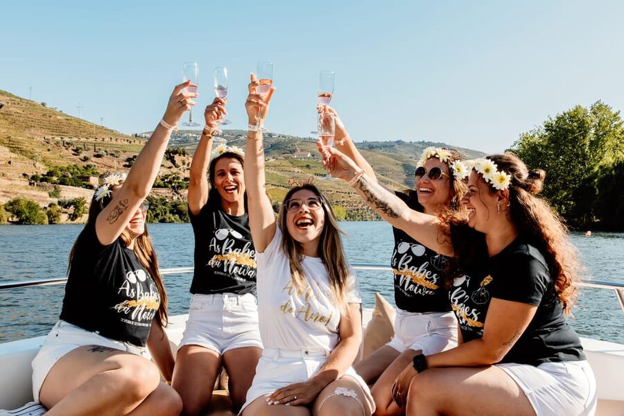 Pinhão: 1 Hour SUNSET Cruise with Sparkling Wine - What happens on the water: music, sparkling wine, and Douro terraces