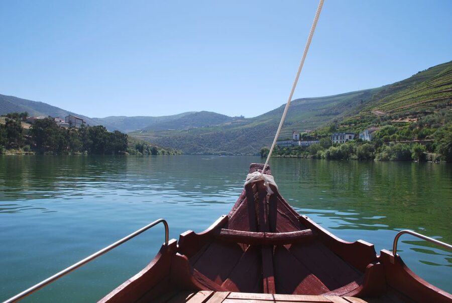 Pinhão: 2-Hour Rabelo Boat Tour with Audio Guide - Upstream views: Ponte do Pinhão and the terraced quinta parade