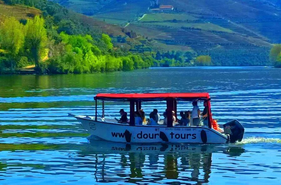 Pinhão: Douro River 50-min Boat Trip with Port Wine - From the Douro Tours kiosk to Ponte do Pinhão: how the trip starts