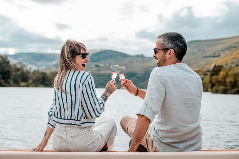 Pinhão: Douro River Solar Boat Tour with Wine Tasting - What happens during the hour, stop by stop