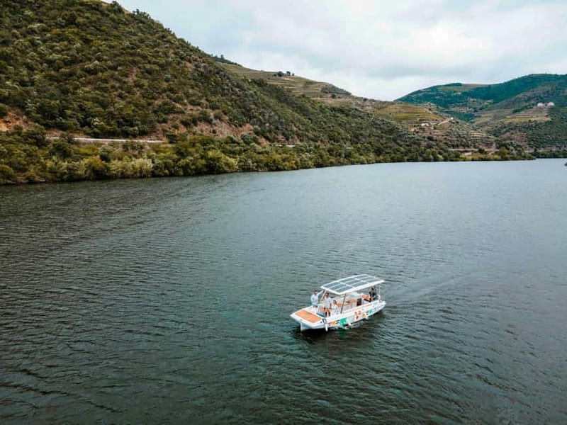 Pinhão: Douro River Solar Boat Tour with Wine Tasting - Photo moments: where your pictures actually come out better