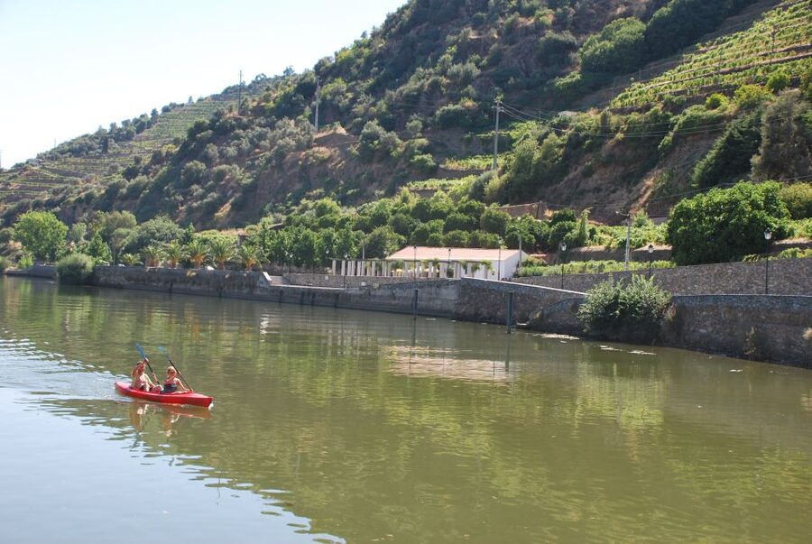 Pinhão: Douro Valley Rabelo Boat Tour and Kayak Experience - Pinhão meeting point: find Magnifico Douro Pier with ease