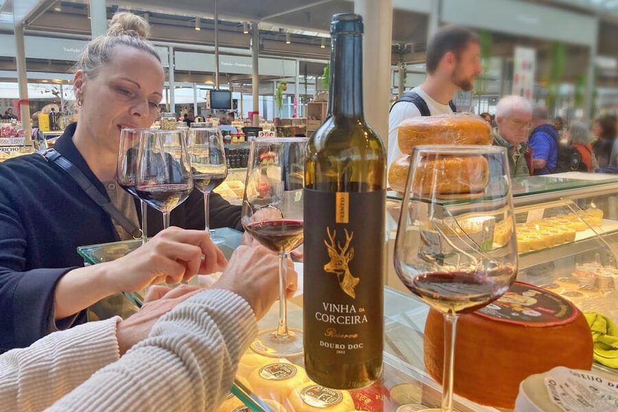 Port wine & wine walking tour with culture - max 8 pax - A family-owned Port tasting with three styles and nuts