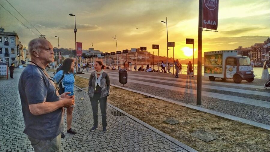 Port wine & wine walking tour with culture - max 8 pax - How the guide turns wine tasting into a Porto culture lesson
