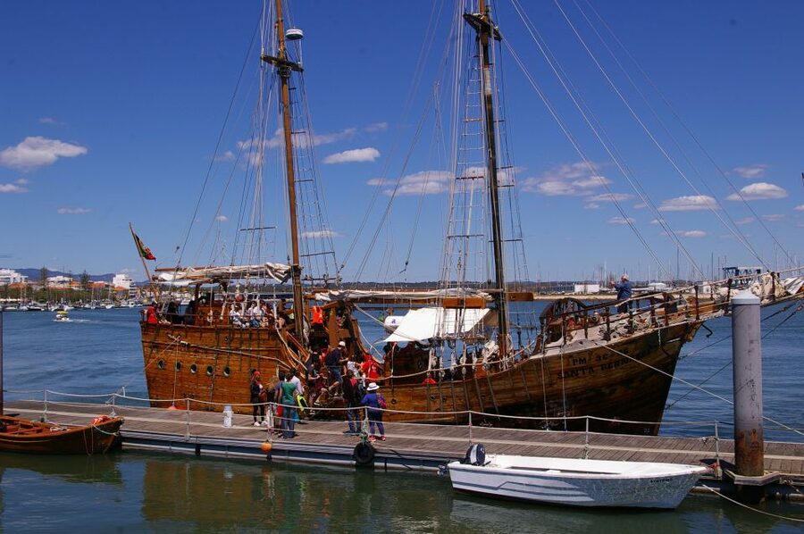 Portimão: Pirate Ship Cave Cruise - Alfanzina lighthouse to Marinha Beach caves, the moment it turns into adventure