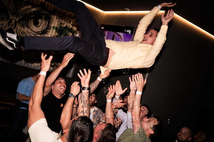 Porto: 4 Bar Pub Crawl, 7 Drinks, & Skip-the-Line Club Entry - Meeting point at Fonte dos Leões: start on time