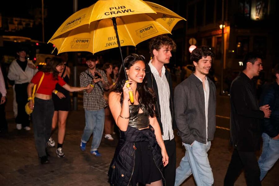 Porto: 4 Bar Pub Crawl, 7 Drinks, & Skip-the-Line Club Entry - Largo de Alberto Pimentel: the first two hours of easy conversation