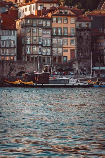 Porto: 6 Bridges Cruise on a Traditional Rabelo Boat - Cais da Ribeira start: getting on board without stress