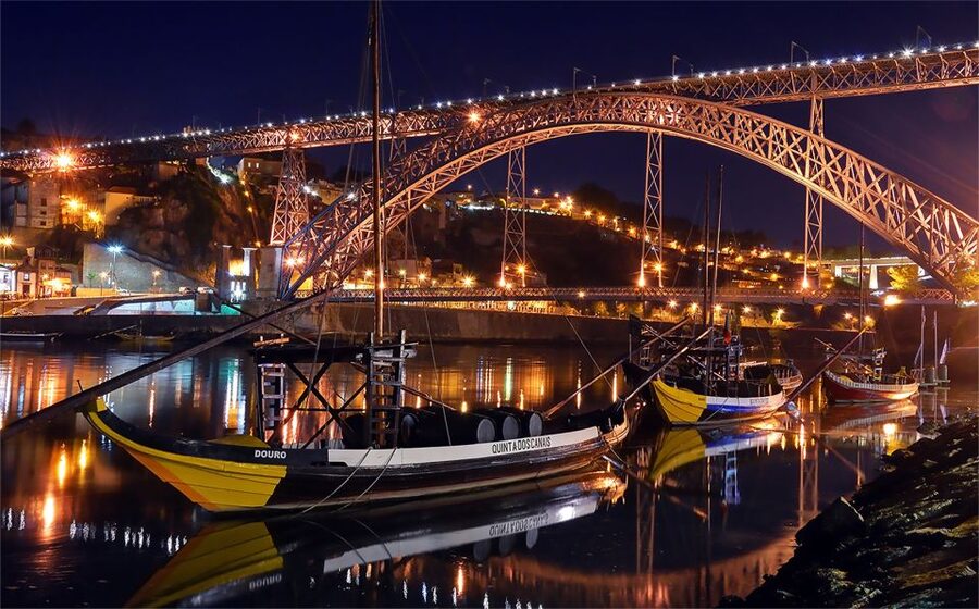 Porto: All-Inclusive Fado Dinner Show and Night Tour - Hotel Pickup and the Smooth Small-Group Minivan Plan
