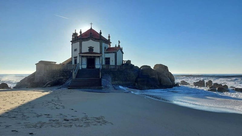Porto: Aveiro, Cruise, Costa Nova & Capela da Pedra Full Day - Capela do Senhor da Pedra: A Chapel Built for Dramatic Timing