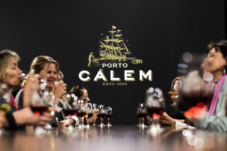 Porto: Cálem Cellar Tour, Interactive Museum & Wine Tasting - The 30-minute guided cellar tour in four languages