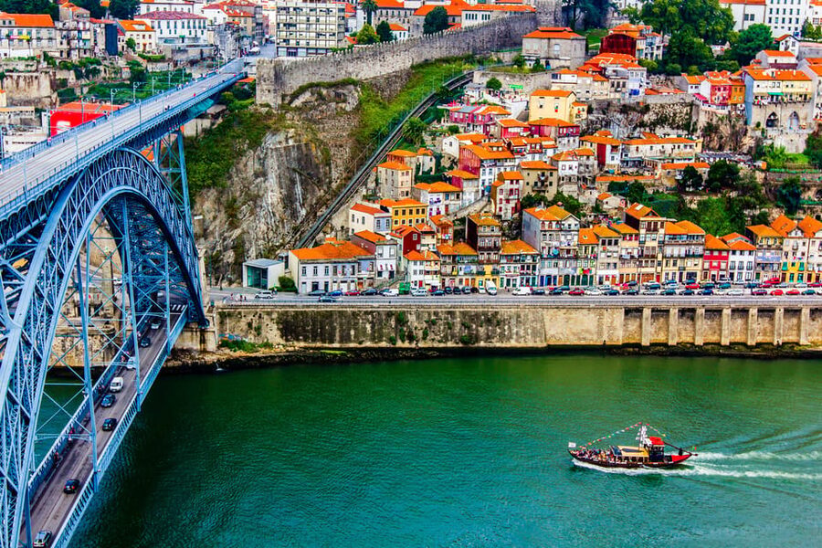 Porto City Full Day Minibus Tour, Wine Tasting & Six Brigdes - Avenida dos Aliados to São Bento: the fast route to knowing Porto