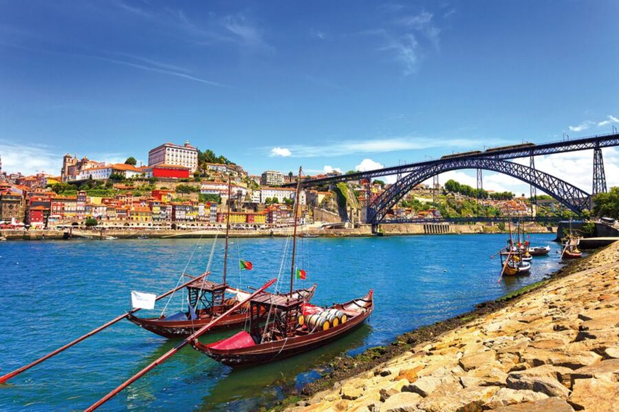 Porto: City Tour, 6 Bridges Cruise and Wine Tasting - São Bento Station: train station, storytelling stop