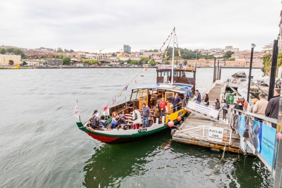 Porto: City Train Tour, River Cruise & Wine Cellar - Practical tips that make the day easier