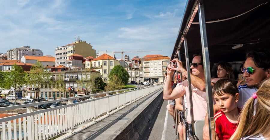 Porto: City Train Tour, River Cruise & Wine Cellar - Where the tour really starts, right by Sé Cathedral