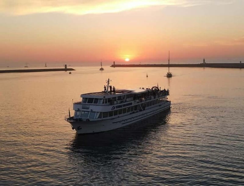 Porto: Cruise with Dinner & Live Music - Aperitif at 20:30, Port and Fried Bites to Start