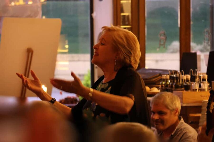 Porto: Dinner with Fado and Traditional Portuguese Music - What to expect from the venue and service