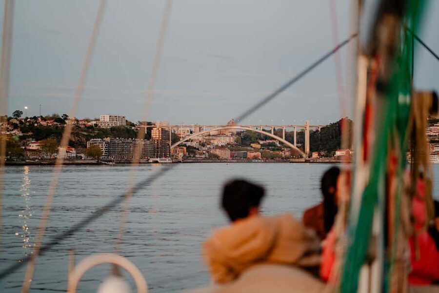 Porto: Douro River Boat Tour with Wine Tasting - The best reason to do it: sunset views plus just enough guidance