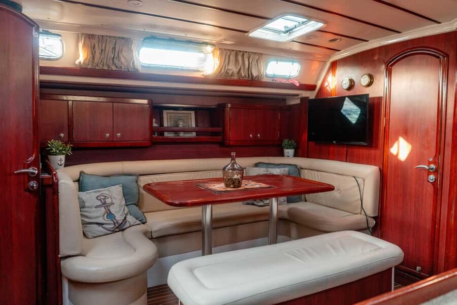 Porto: Douro River Boat Tour with Wine Tasting - Logistics that can trip you up: the marina is not in the center