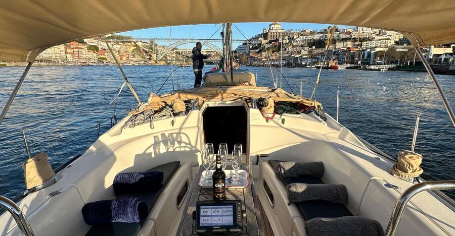 Porto: Douro river Boat tour with wine tasting (small group) - The Port wine tasting: a welcome toast plus more than one sip
