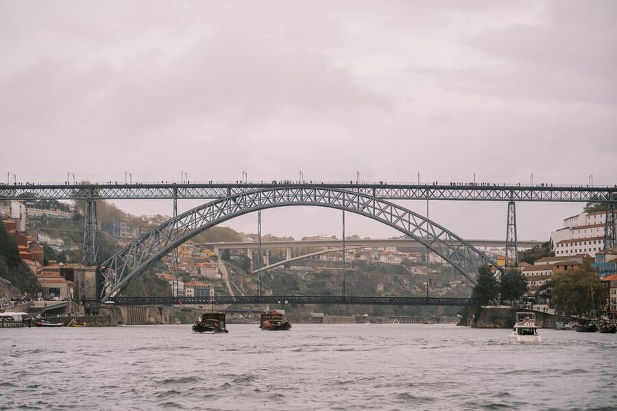 Porto: Douro river Boat tour with wine tasting (small group) - Passing the Luis I bridge and sailing back: why the “movement” matters