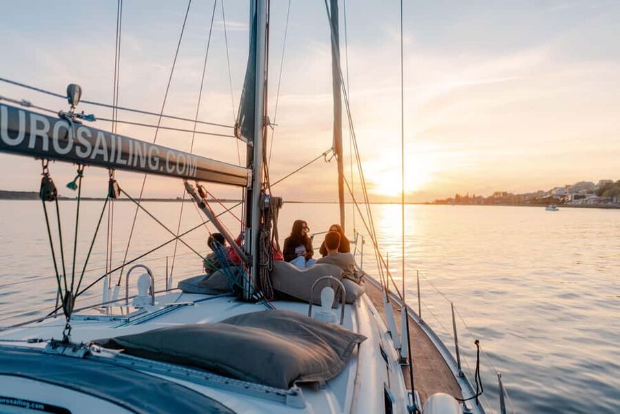 Porto: Douro River Boat Tour with Wine Tasting - Boat comfort on a 51-foot sailboat (and why it matters)