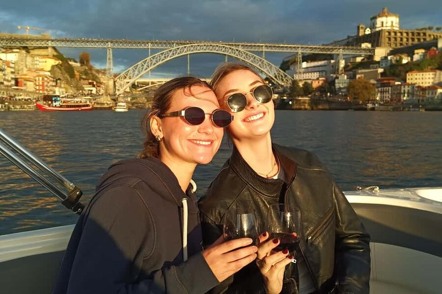 Porto: Douro River Cruise & Boat Tour with Port Wine Tasting - The six-bridge cruise and Porto’s Ribeira facades from the water