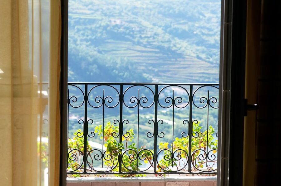 Porto: Douro Valley Tour with Wine Tasting, Cruise and Lunch - Sabrosa photo stop: stretching your legs without breaking the flow