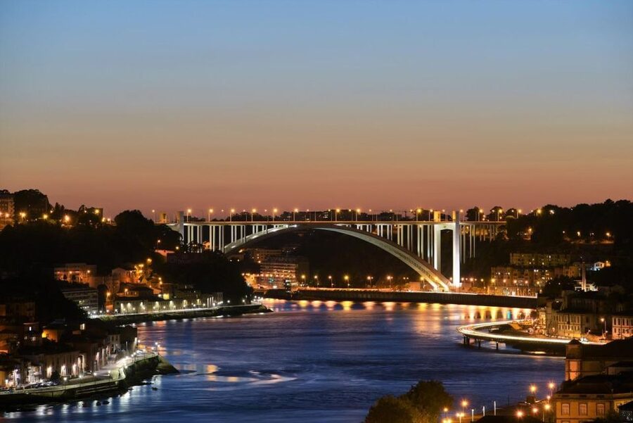 Porto Fado Night Show + Dinner - Getting there smoothly: Rua das Carmelitas and a Mercedes-Benz ride