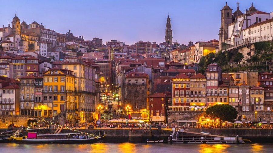 Porto: Guided e-bike tours in Porto and Gaia - Starting at Turismo das Flores, then getting your bearings fast
