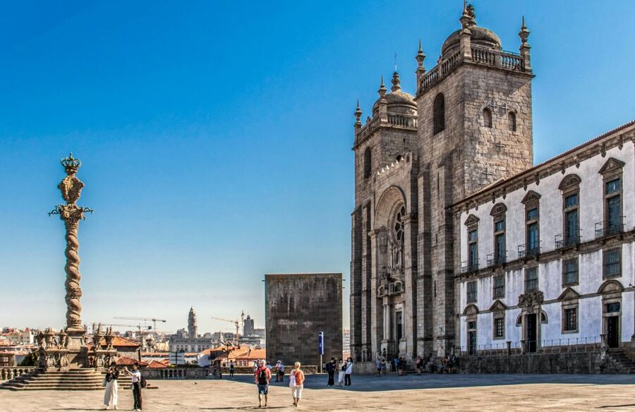 Porto: Guided Tour by Tuk-Tuk & Optional Douro River Cruise - Aliados Avenue and Lello Bookshop: feel the main artery, then the backstreets