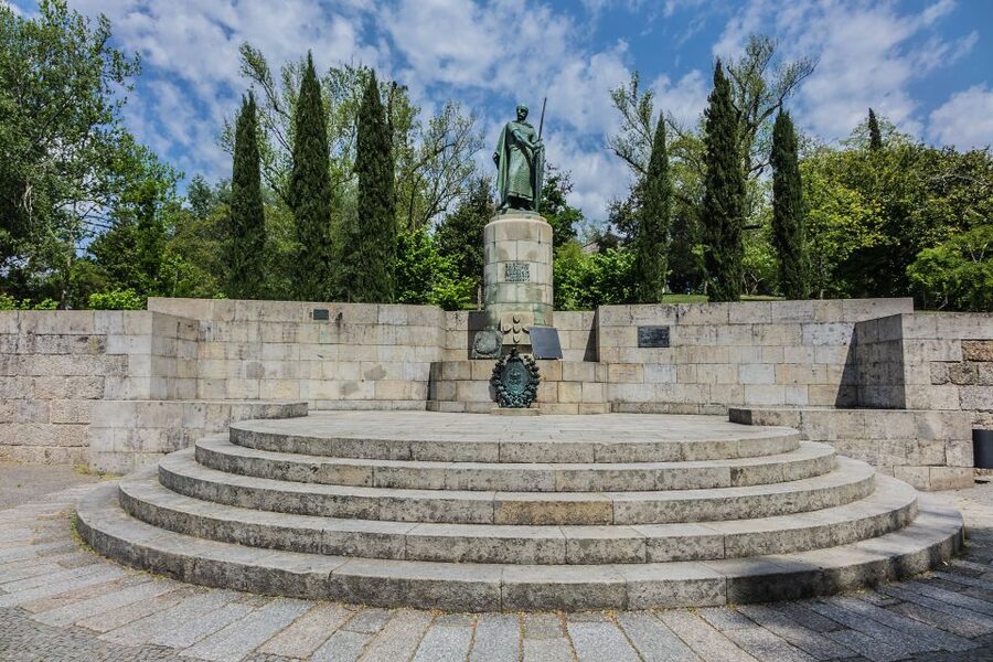 Porto: Guimarães & Braga Tour with Entry Tickets and Lunch - Who runs the day, and why guides like Álvaro and José matter