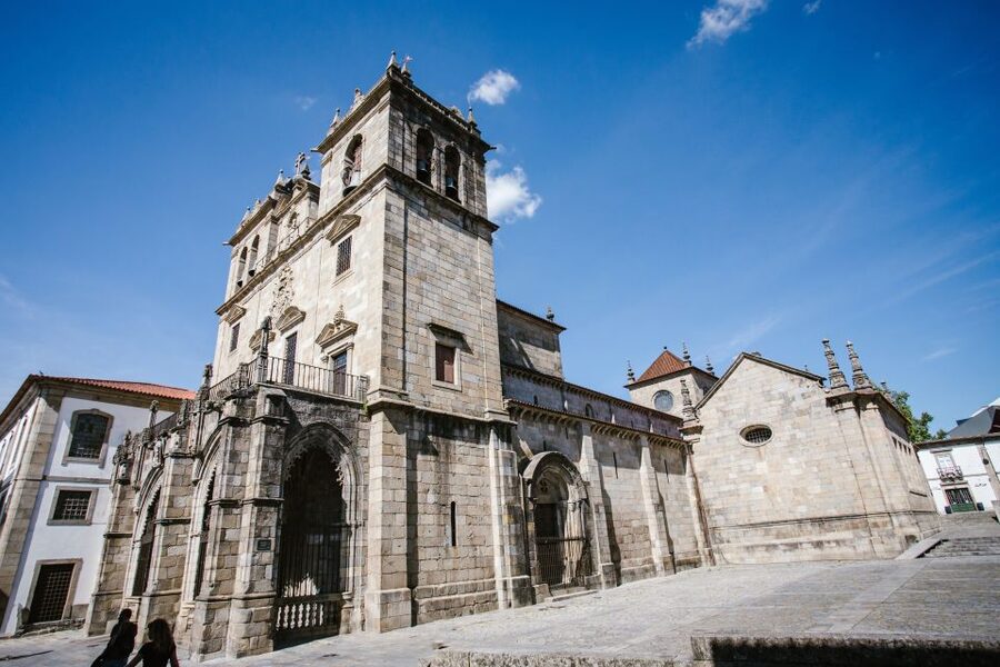 Porto: Guimarães & Braga Tour with Entry Tickets and Lunch - Logistics you should plan for: walking, bags, and timing