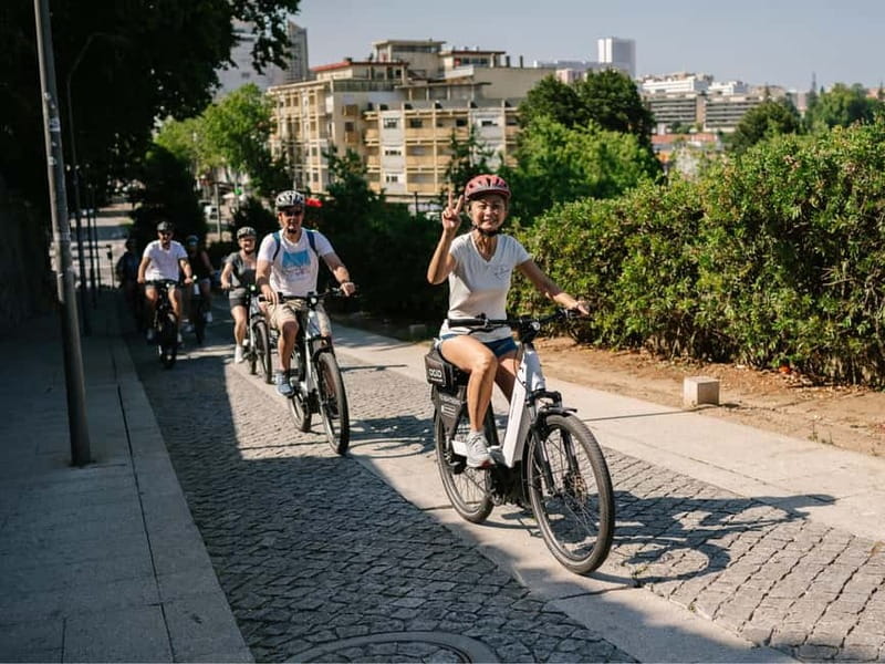 Porto: Highlights in 3 Hours E-Bike Tour - What to watch for when biking in Porto traffic