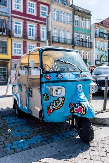 Porto: Historic Center Tuk-Tuk Tour - Entering Porto at street level, from Clérigos Tower