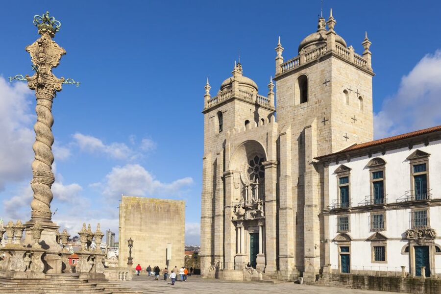 Porto: Historic City Center Walking Tour - Getting Your Bearings at the Cathedral and Old Streets