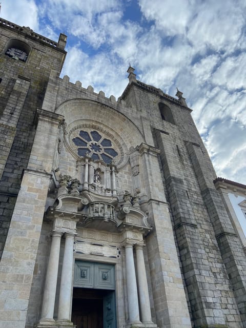 Porto: Historical Center Walking Tour - The climb toward Juderia do Olival: when the vibe shifts