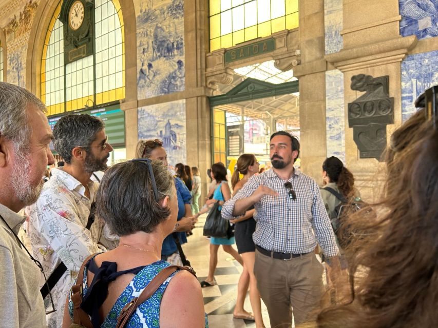 PORTO: Historical Walking Tour - From R. de Mouzinho da Silveira to São Bento, where Porto starts talking