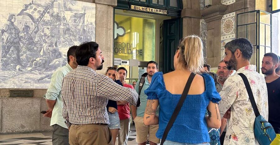 PORTO: Historical Walking Tour - Vitória break time, then down toward Sé where the old city squeezes you