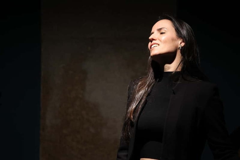 Porto: Intimate Fado Show & Port Wine in Trindade Noble Hall - Your one-hour program: wine, storytelling, and live fado music
