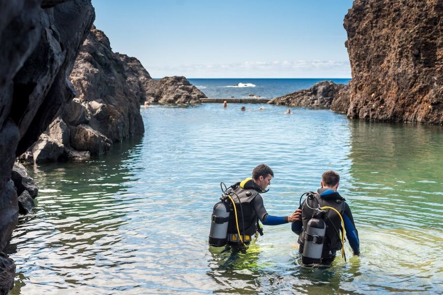 Porto Moniz: Diving with Sharks and Rays in Madeira Aquarium - Gear briefing and instructor support you can actually feel