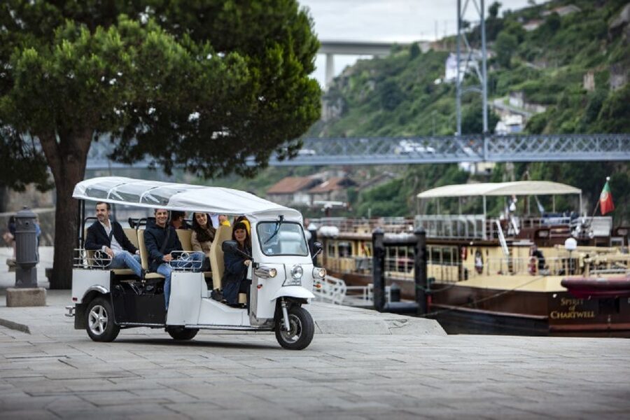 Porto: Private Sightseeing Tour by Electric Tuk Tuk - Avenida dos Aliados, Sé, and the cathedral zone you can actually look at