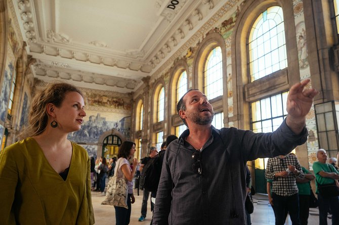 Porto: Private Tour with Locals – Highlights & Hidden Gems - Meeting at Fonte dos Leões, then getting oriented fast
