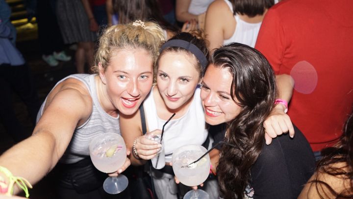Porto: Pub Crawl with 6 Drinks and VIP Club Entry - Porto at 10:30 pm, with a red umbrella plan