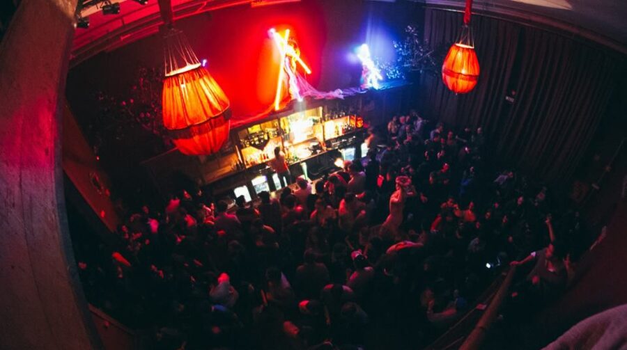 Porto: Pub Crawl with 6 Drinks and VIP Club Entry - How the guides turn a group of strangers into a real night out