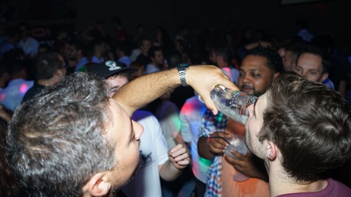 Porto: Pub Crawl with 6 Drinks and VIP Club Entry - Who this pub crawl suits best, and who should think twice