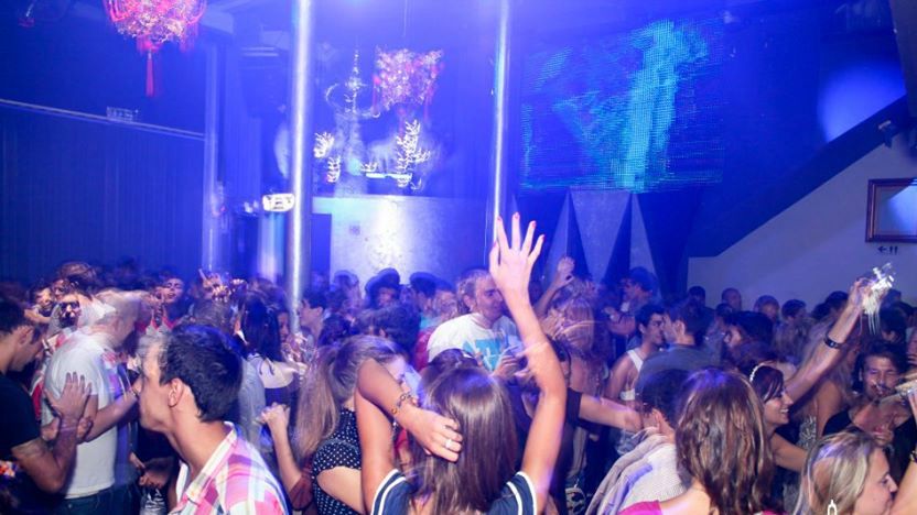 Porto: Pub Crawl with 6 Drinks and VIP Club Entry - Price and value for Porto nightlife, where your money goes